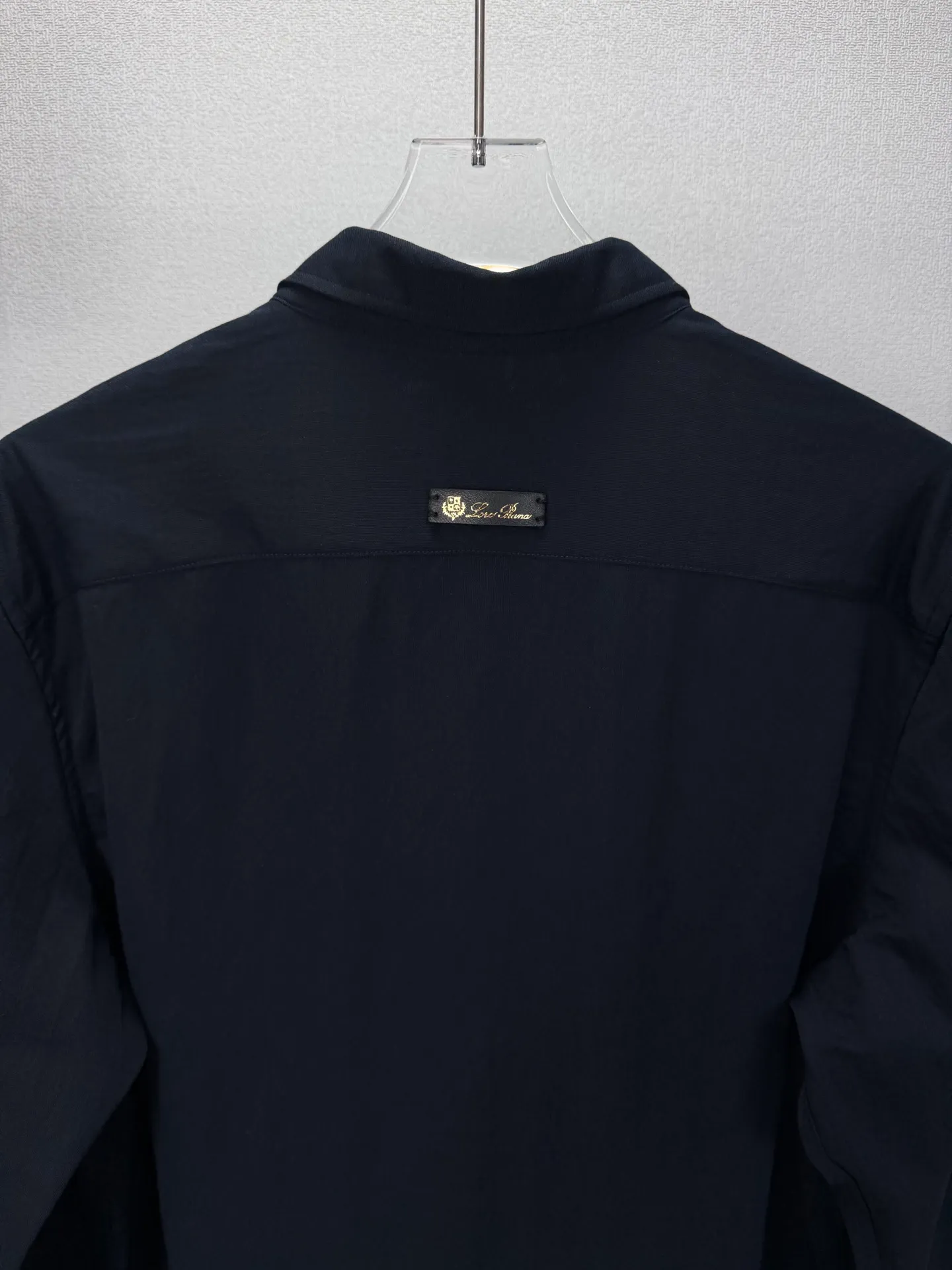 Loro Piana 2026 New Arrival Solid Color Linen Couple Style Lapel Shirt High Version High Version The fabric is made of linen, cotton, nylon composite materials, the whole body is solid color, simple and loose fit, and the leather letter logo embroidery design on the back neck is fashionable and personalized. Super Versatile and good-looking shirt. Very suitable for both men and women. A must-have for everyone. Packaging Tag Collar Label Washed Wheat Complete 👍 Colors: Navy Blue, Gray, Khaki, White Sizes:M-4XL